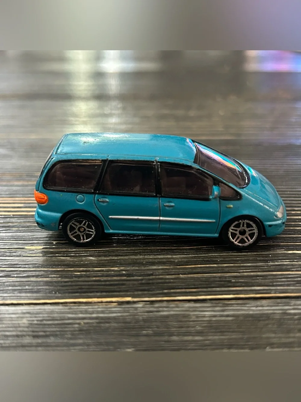 1995-2006 FORD GALAXY MINIVAN COLLECTIBLE 1/64 SCALE DIECAST DIORAMA MODEL